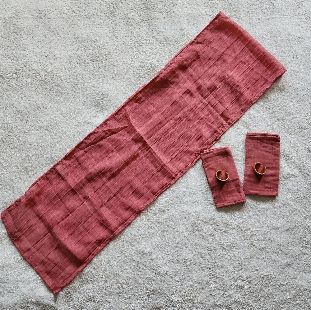 NWOT Valentine's Day table runner and set of 2 matching napkins & rings